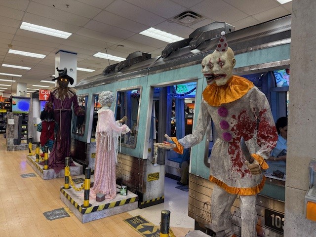 Spirit_Halloween-Store Decor