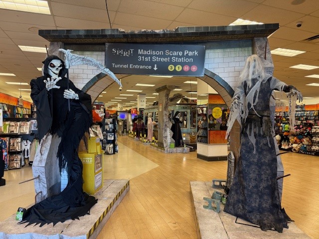 Spirit_Halloween-Store Decor