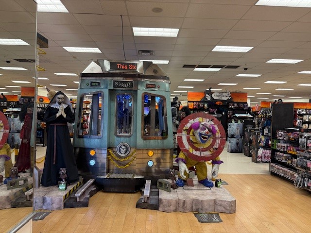 Spirit_Halloween-Store Decor